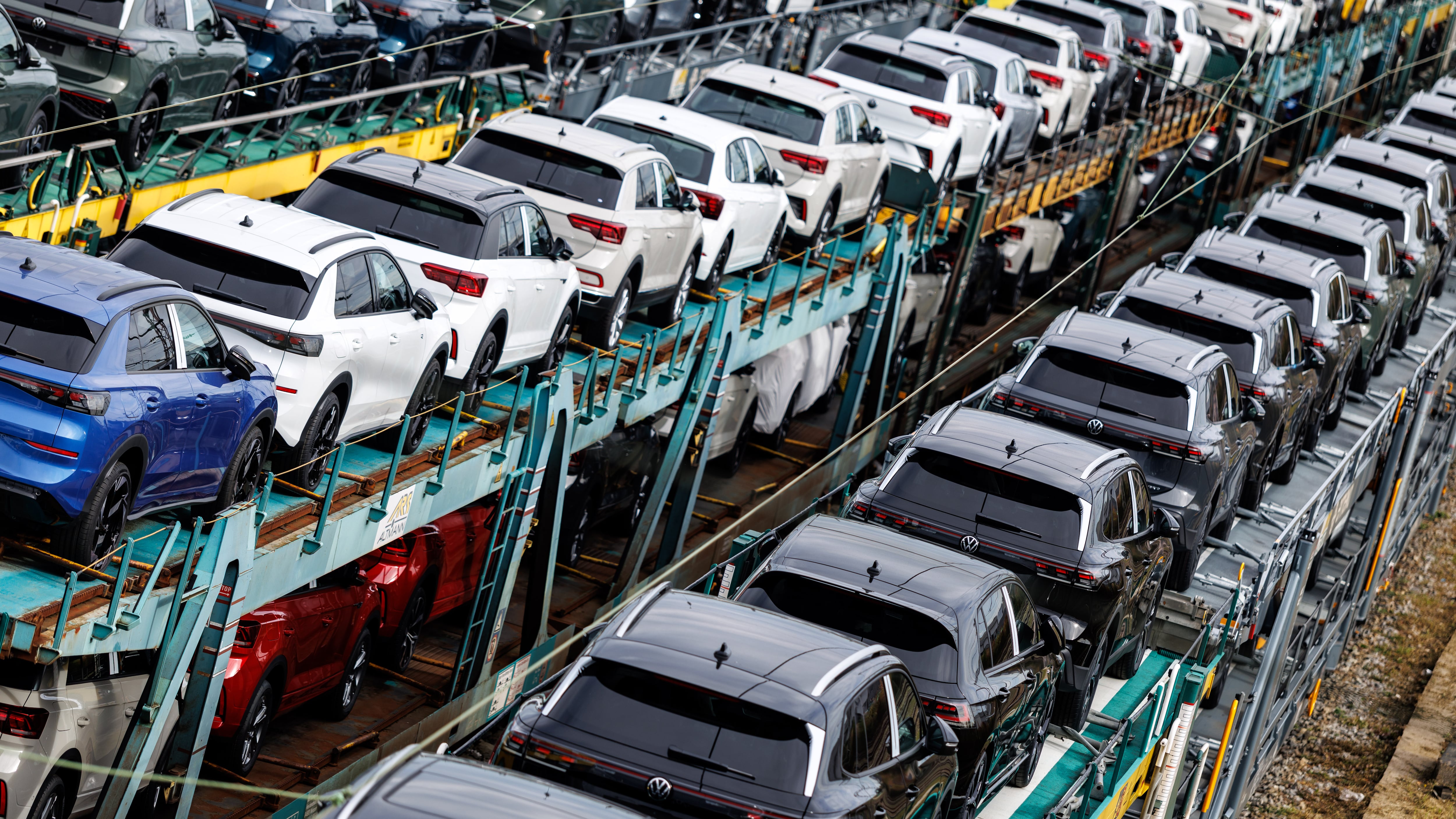 Züge mit VW-Neufahrzeugen auf einem Rangierbahnhof in München.