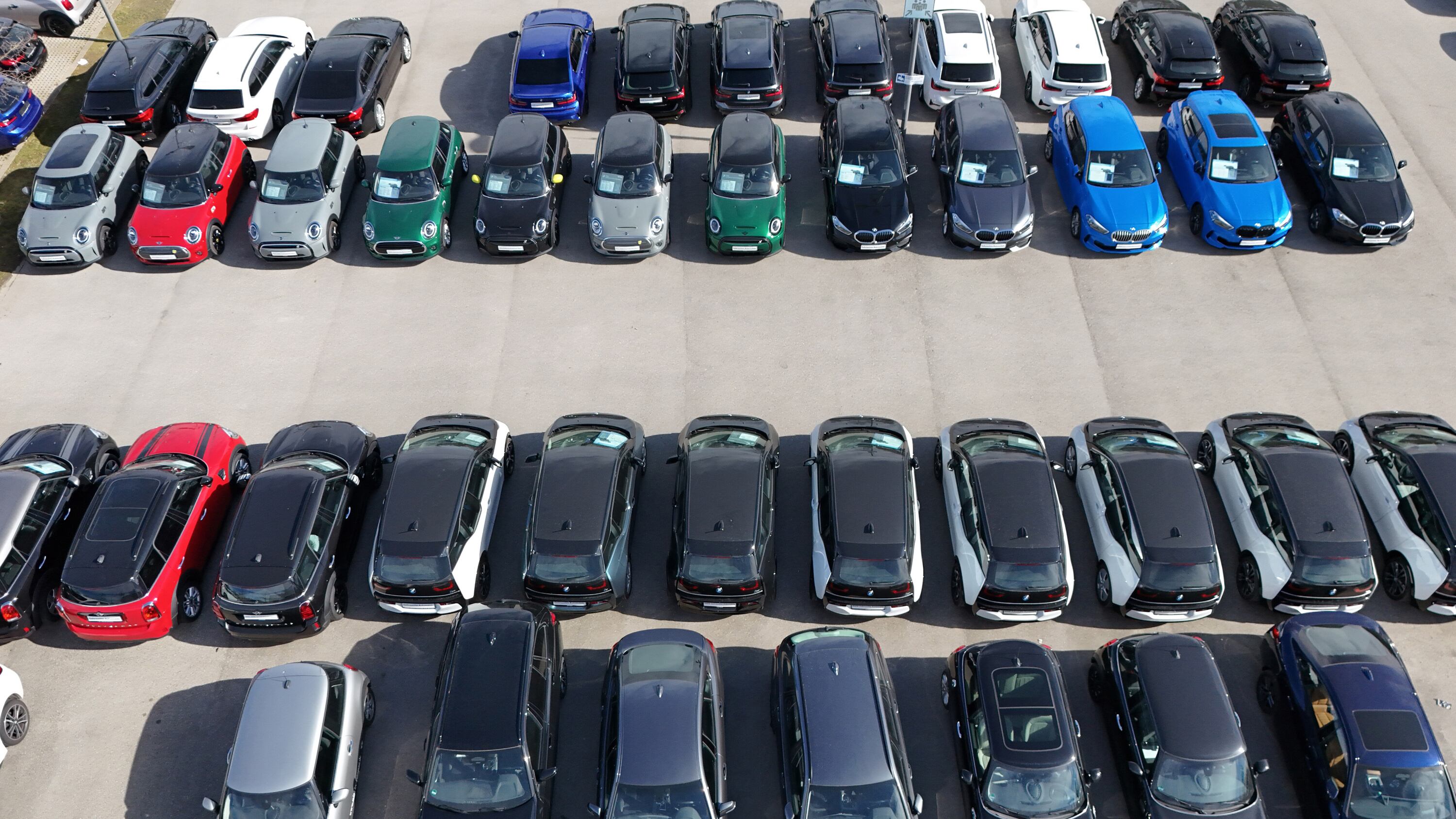 Blick von oben auf einen Hof voller Gebrauchtwagen