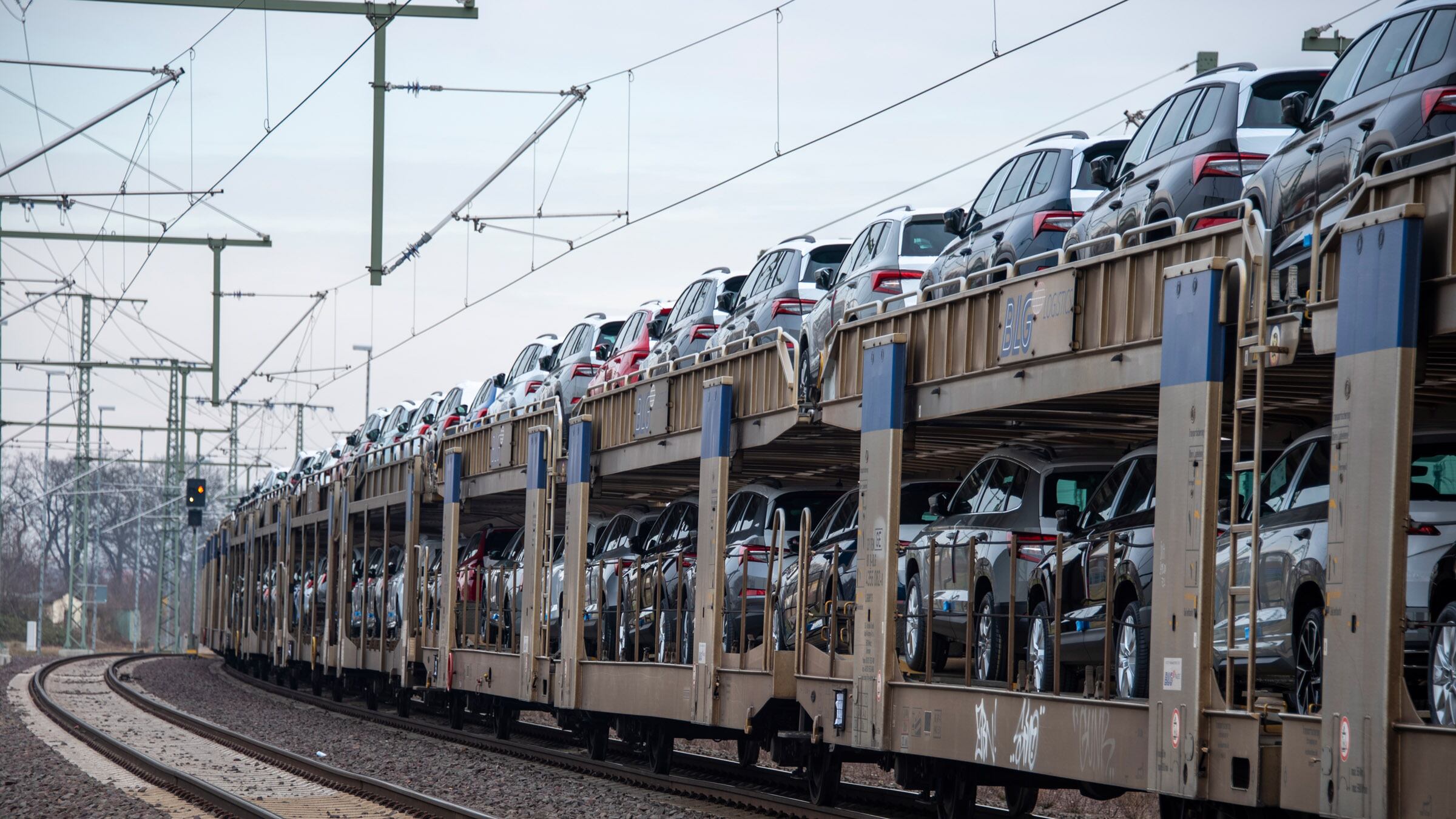 Zug mit Neuwagen