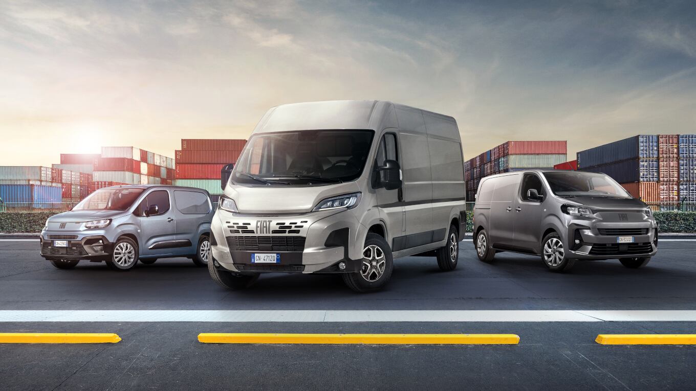 Je ein Fiat Doblò, Ducato und Scudo stehen nebeneinander vor einer Hafenkulisse.