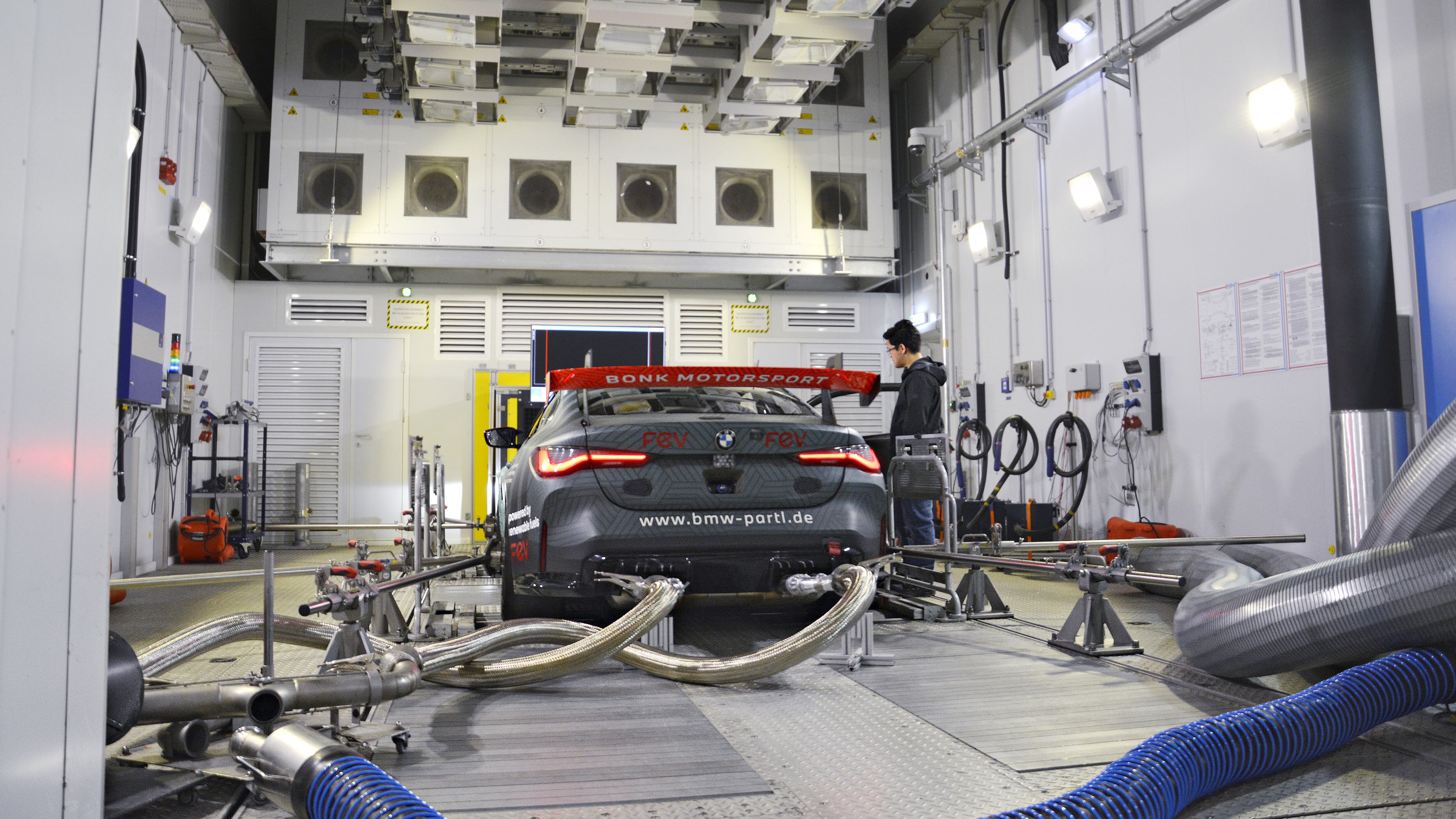 Das Rennfahrzeug wird im Bertrandt Mobility Center getestet.