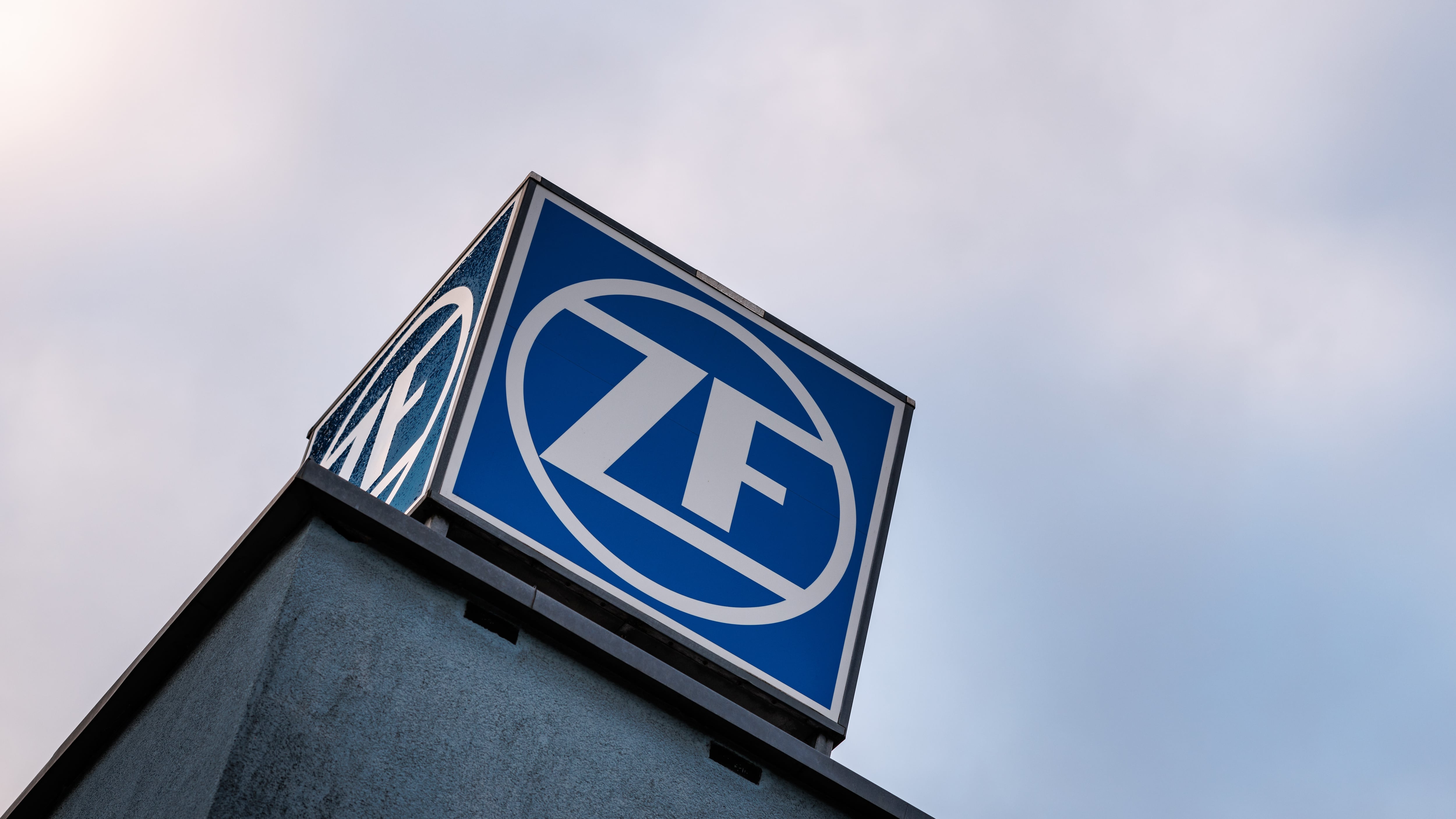 Das Logo von ZF auf einem Gebäude in München.