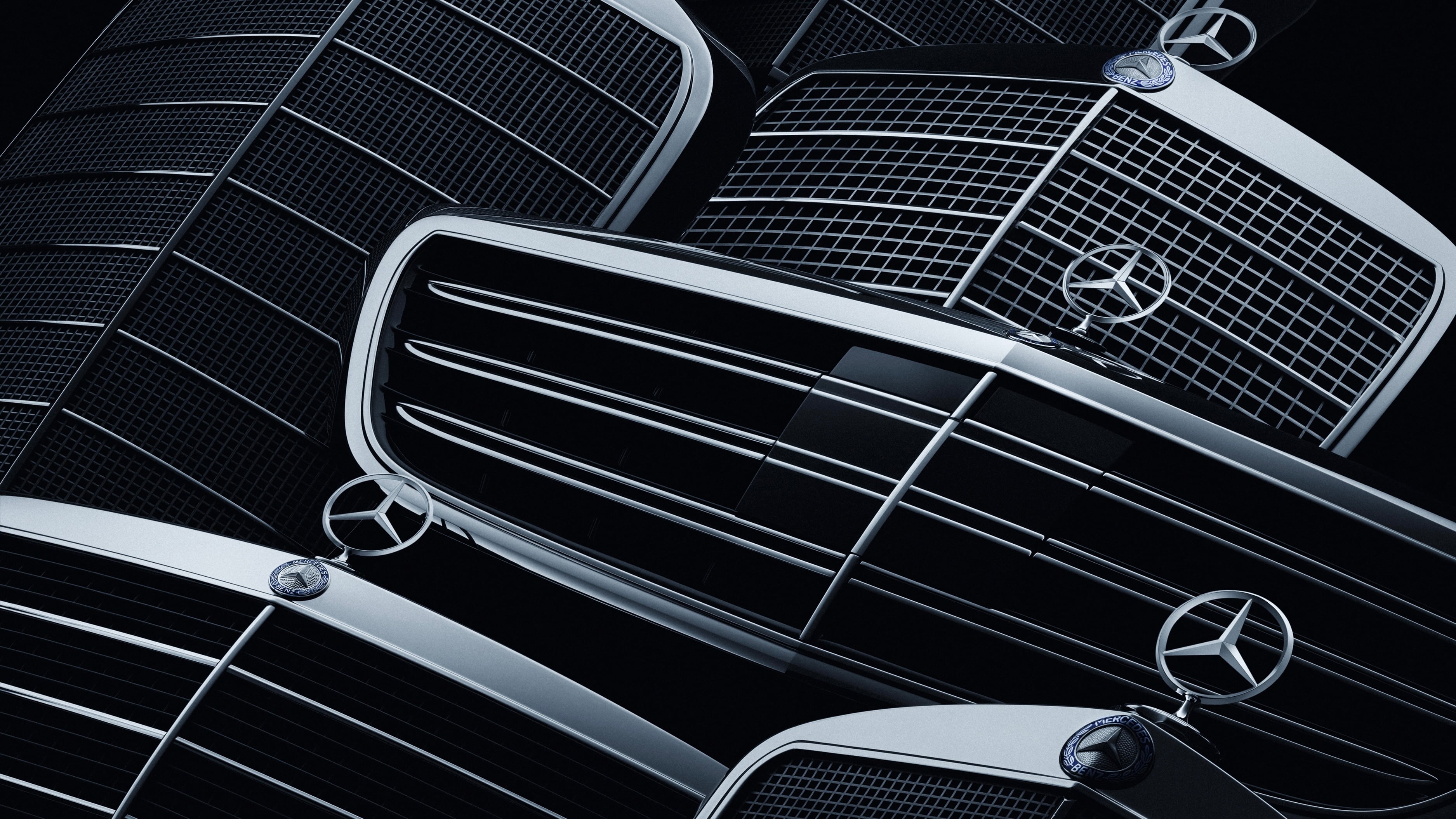 Ikonisches Design: Mercedes-Benz Kühlergrills aus verschiedenen Epochen. Studioaufnahme aus dem Jahr 2025.