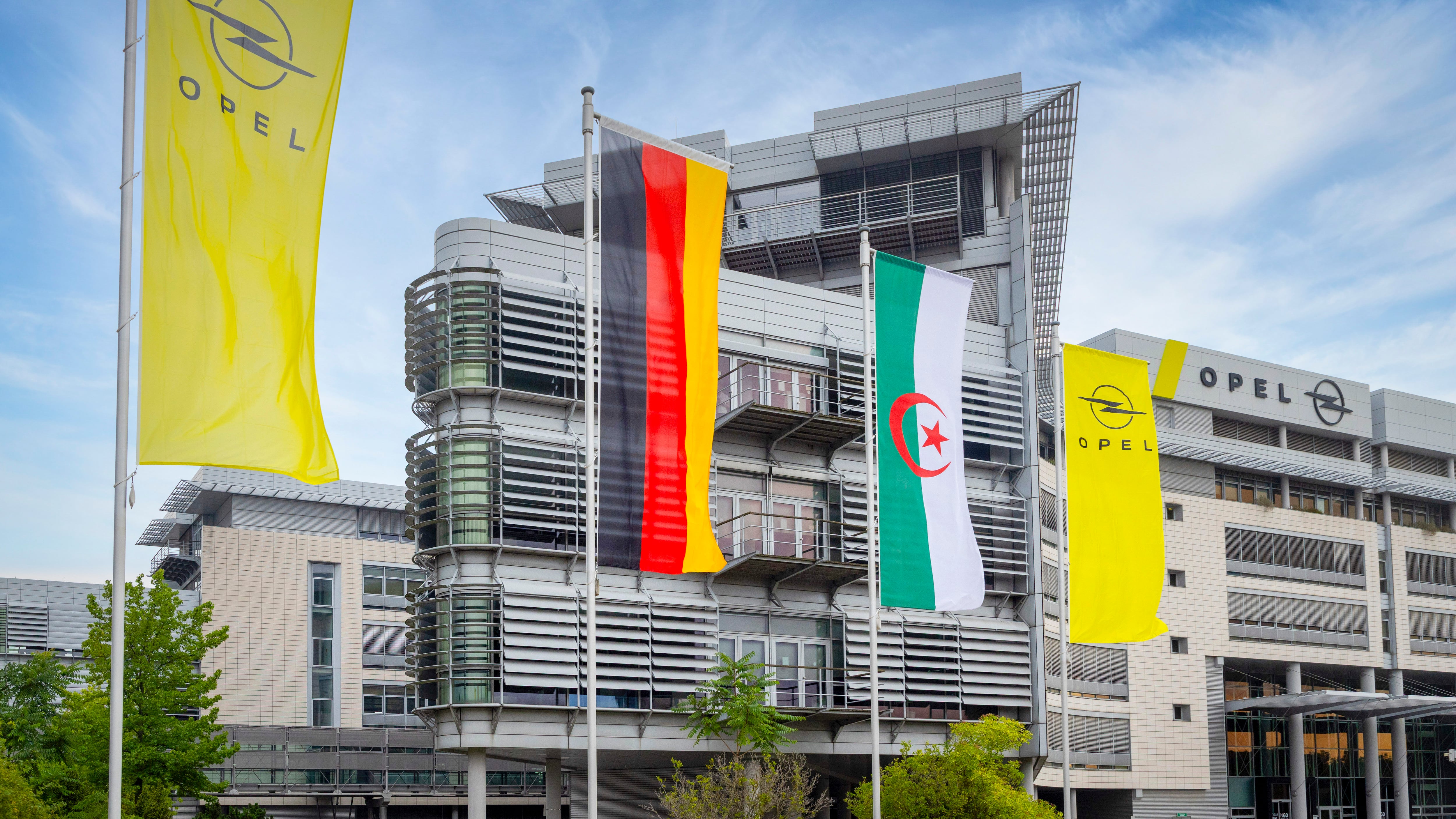 Opel-Sitz in Rüsselsheim mit deutscher und algerischer Flagge.