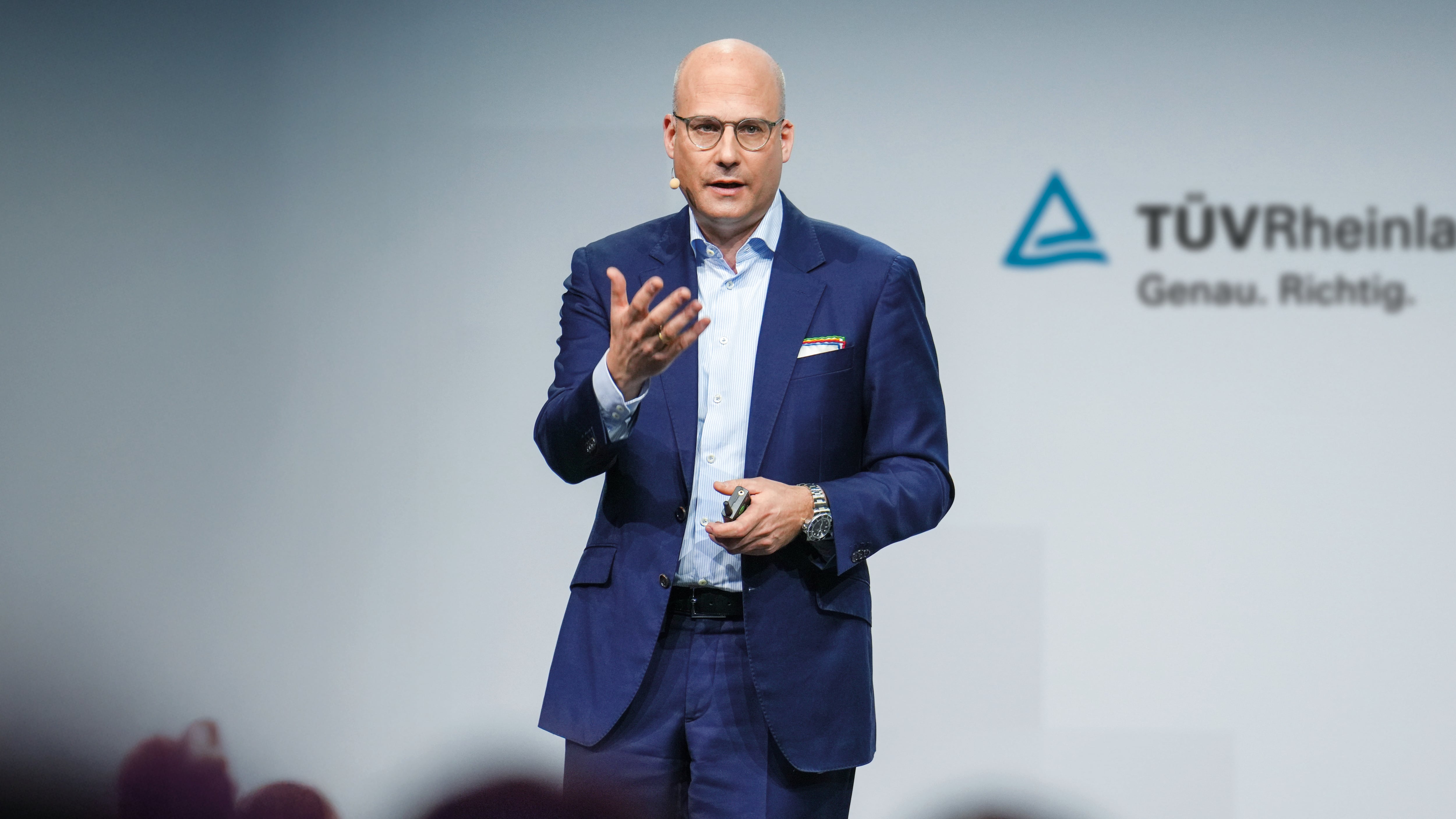 Matthias Schubert: Executive Vice President Mobilität TÜV Rheinland bei einem Vortrag auf einer Bühne