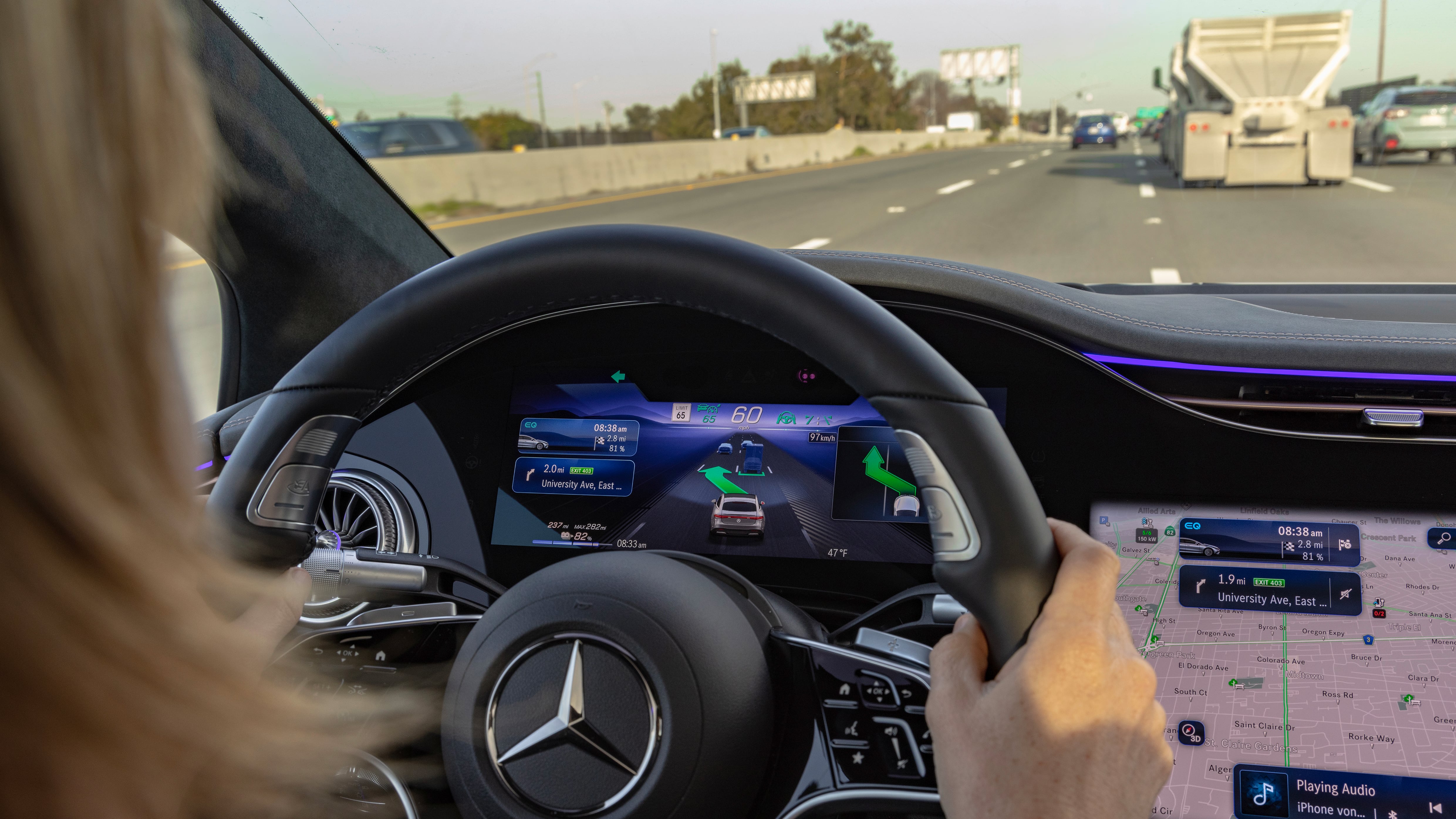 Blick in ein Mercedes-Cockpit mit aktiven Abstandstempomaten