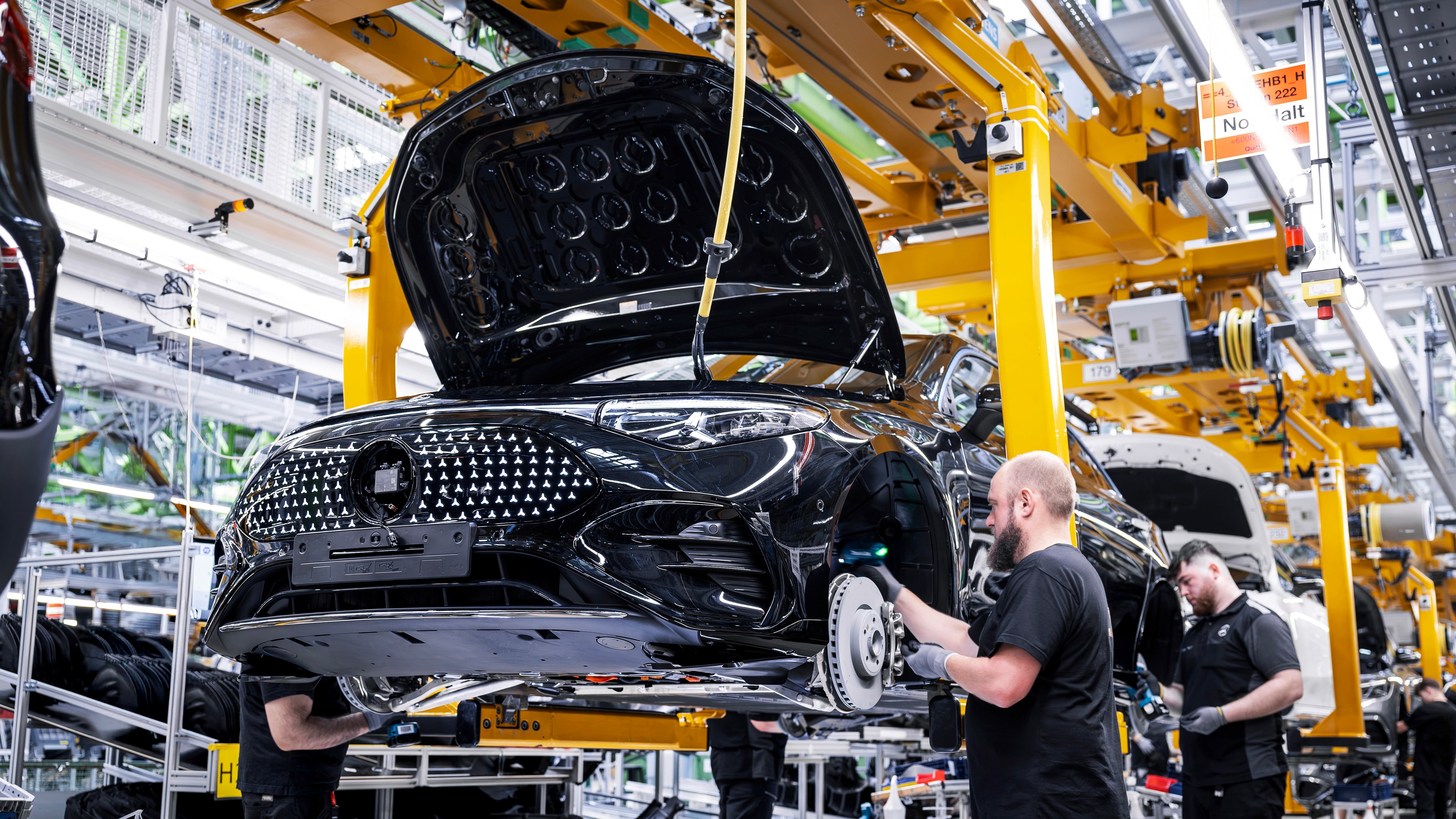 Dem Produktionsanlauf des CLA in Rastatt ging der umfangreiche Umbau einer bestehenden Montagehalle in Rekordzeit voraus.
The start of production of the CLA in Rastatt was preceded by the extensive renovation of an existing assembly hall in record time.