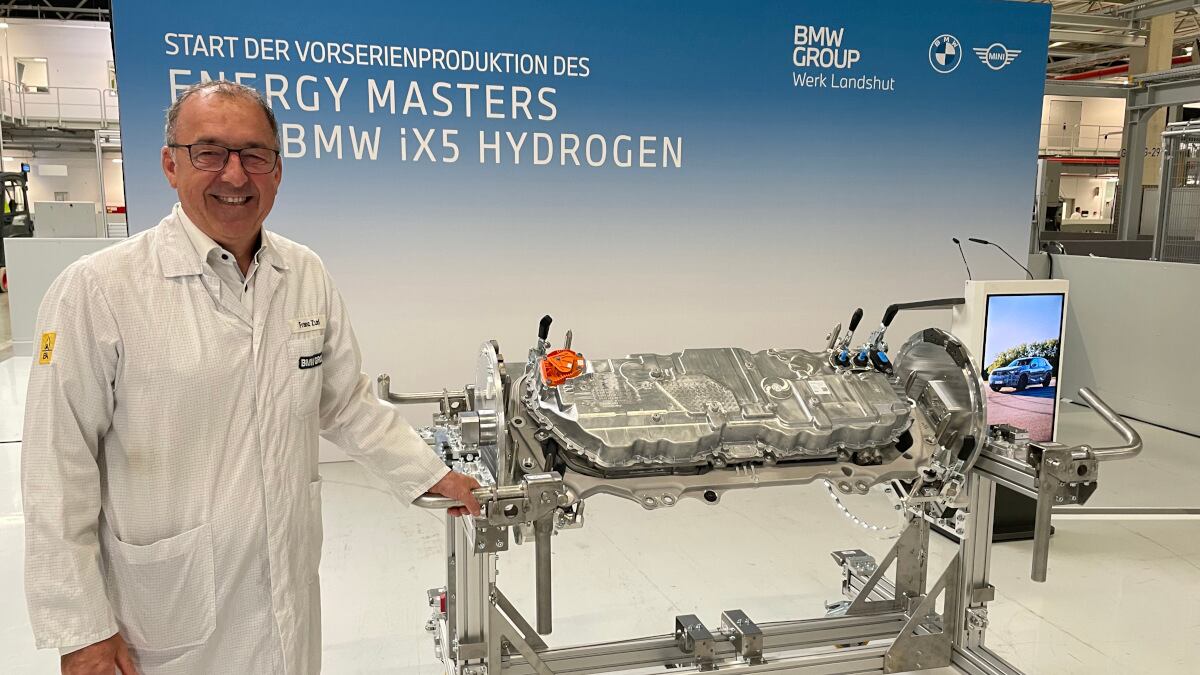 Franz Zurl, Leiter Produktion Fahrwerk, Bremsen und Energy Master, mit dem Energy Master für den iX5 Hydrogen.