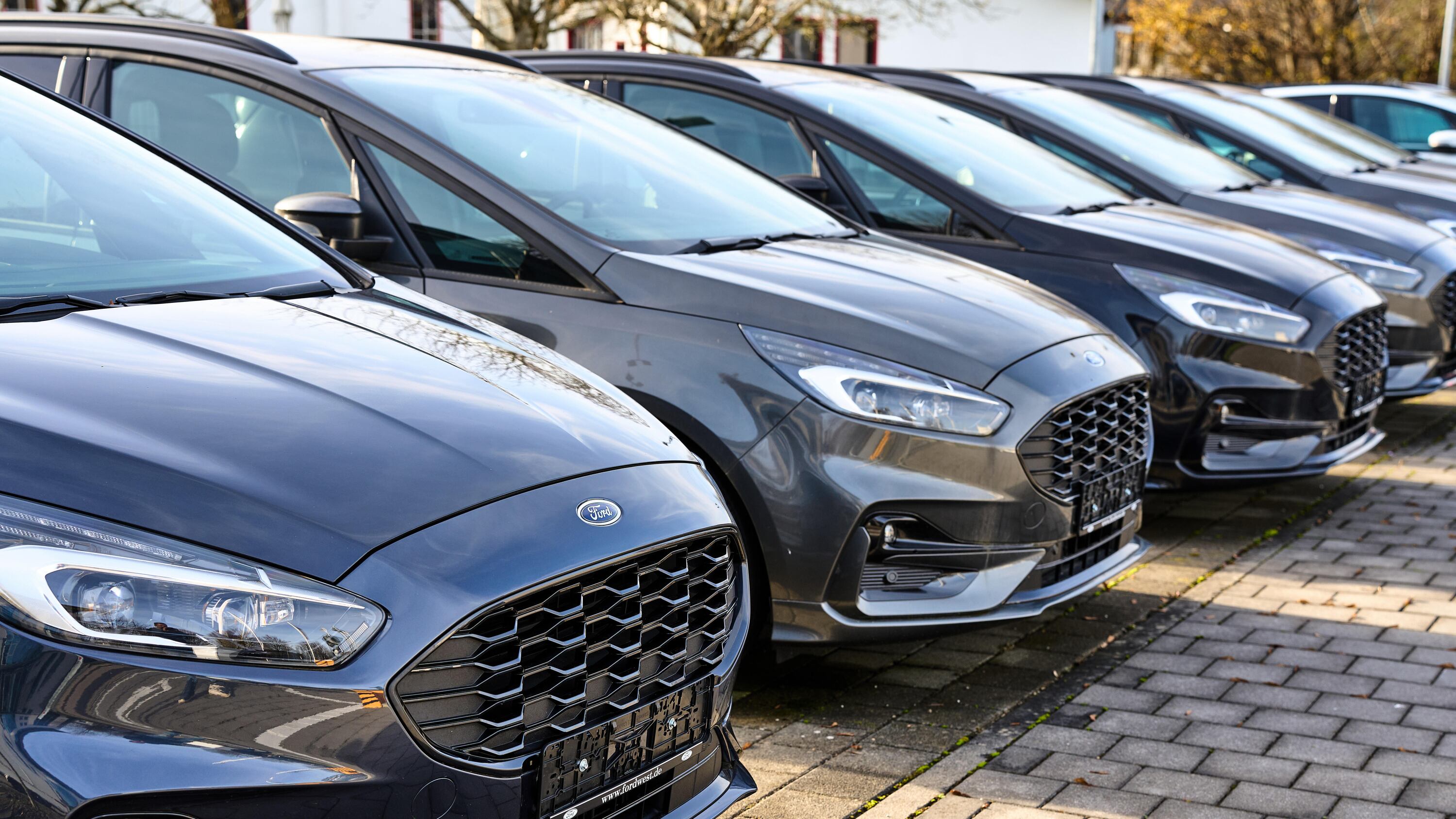 Eine Reihe gebrauchter Ford auf dem Hof eines Autohändlers