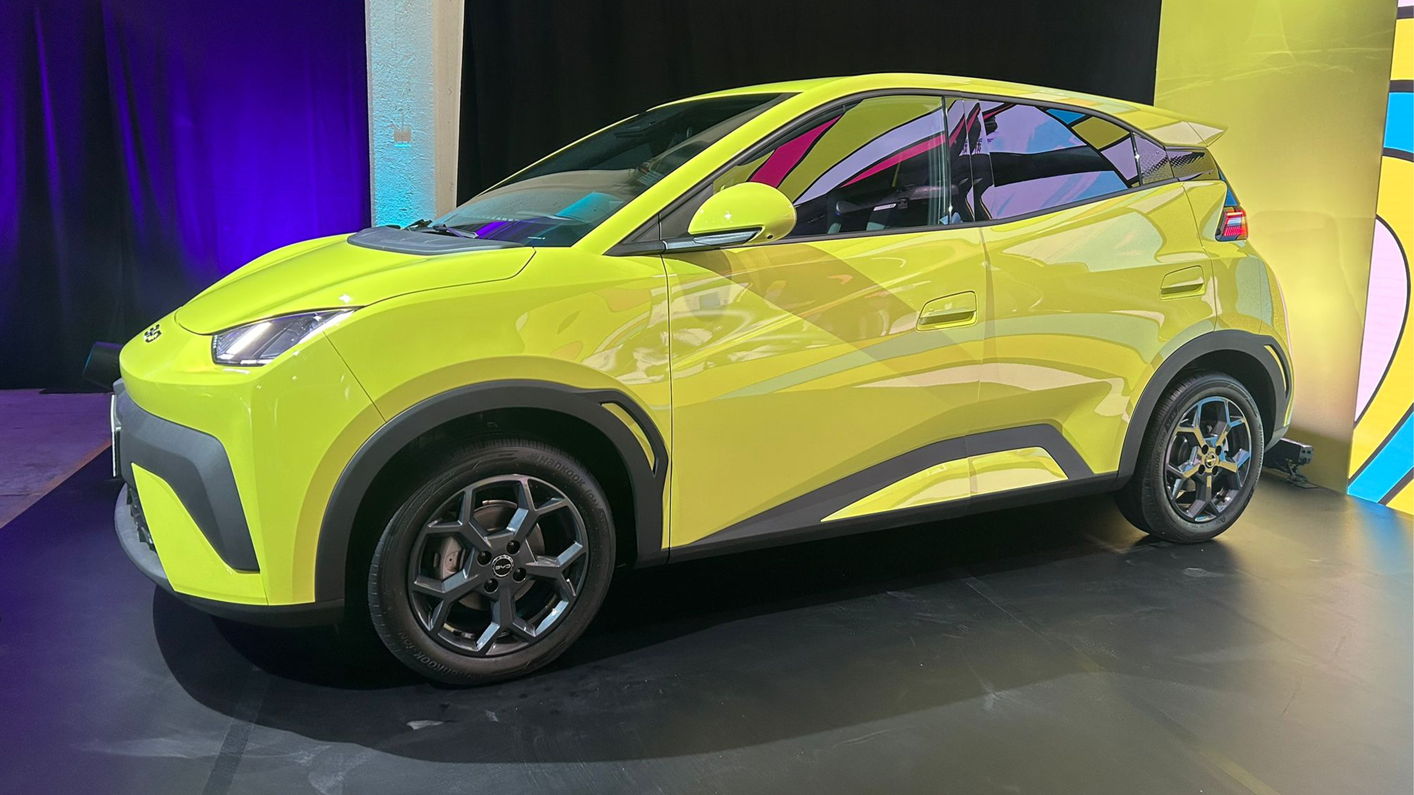 Side view of the BYD Dolphin Surf