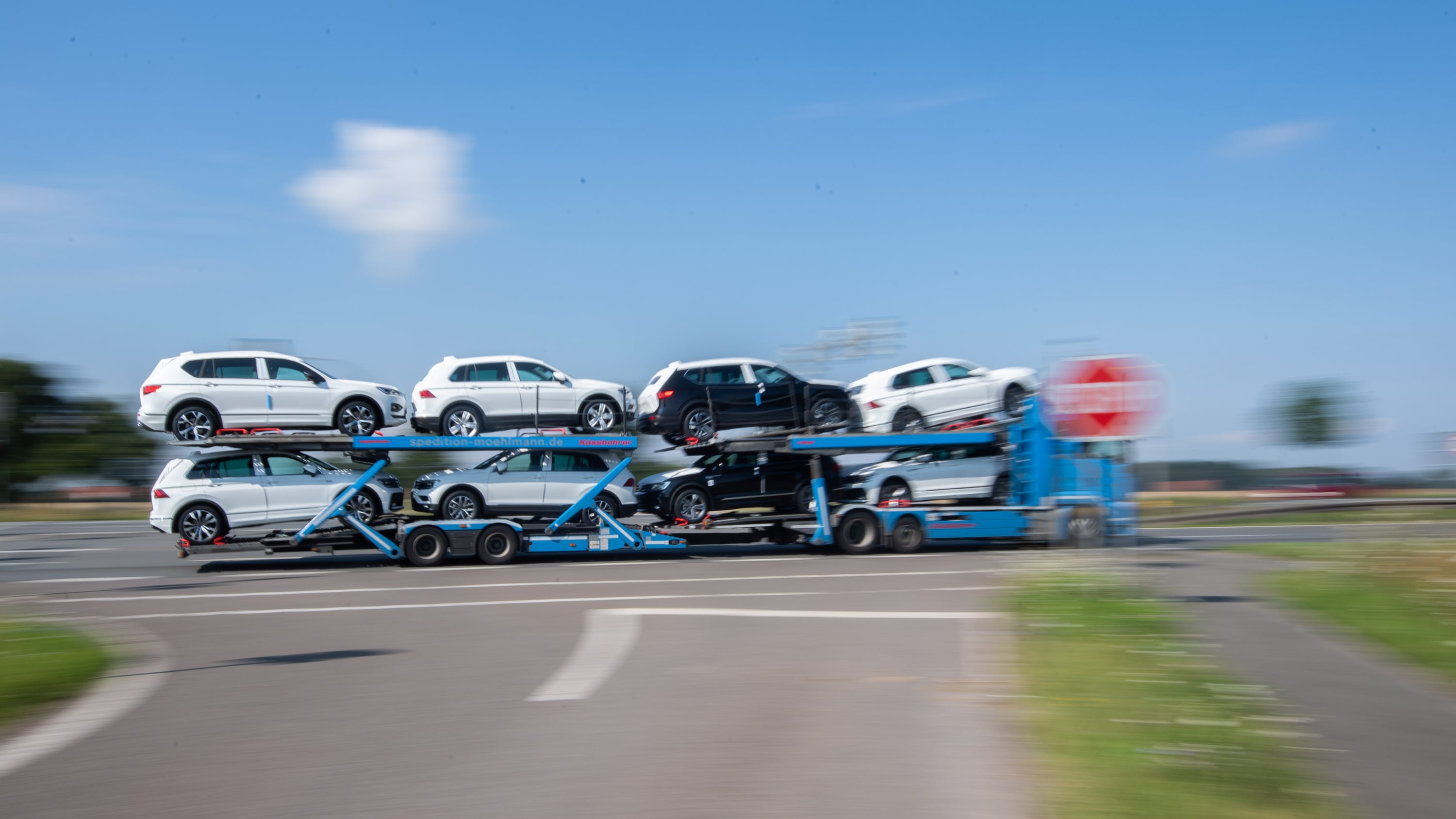 Volkswagen Autotransporter mit Neuwagen VW 2020; Gebrauchtwagenhandel; Logistik; B2B-Handel