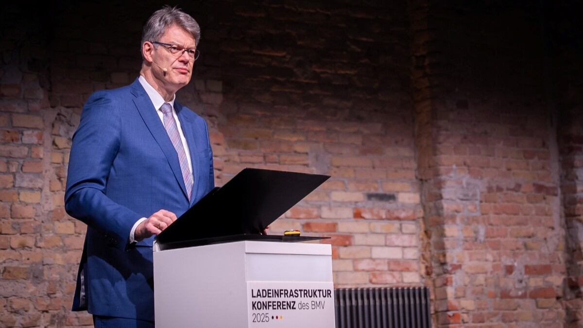 Bundesverkehrsminister Patrick Schnieder bei der Vorstellung des Masterplans auf der Ladeinfrastruktur-Konferenz des Bundesministeriums für Verkehr (BMV).