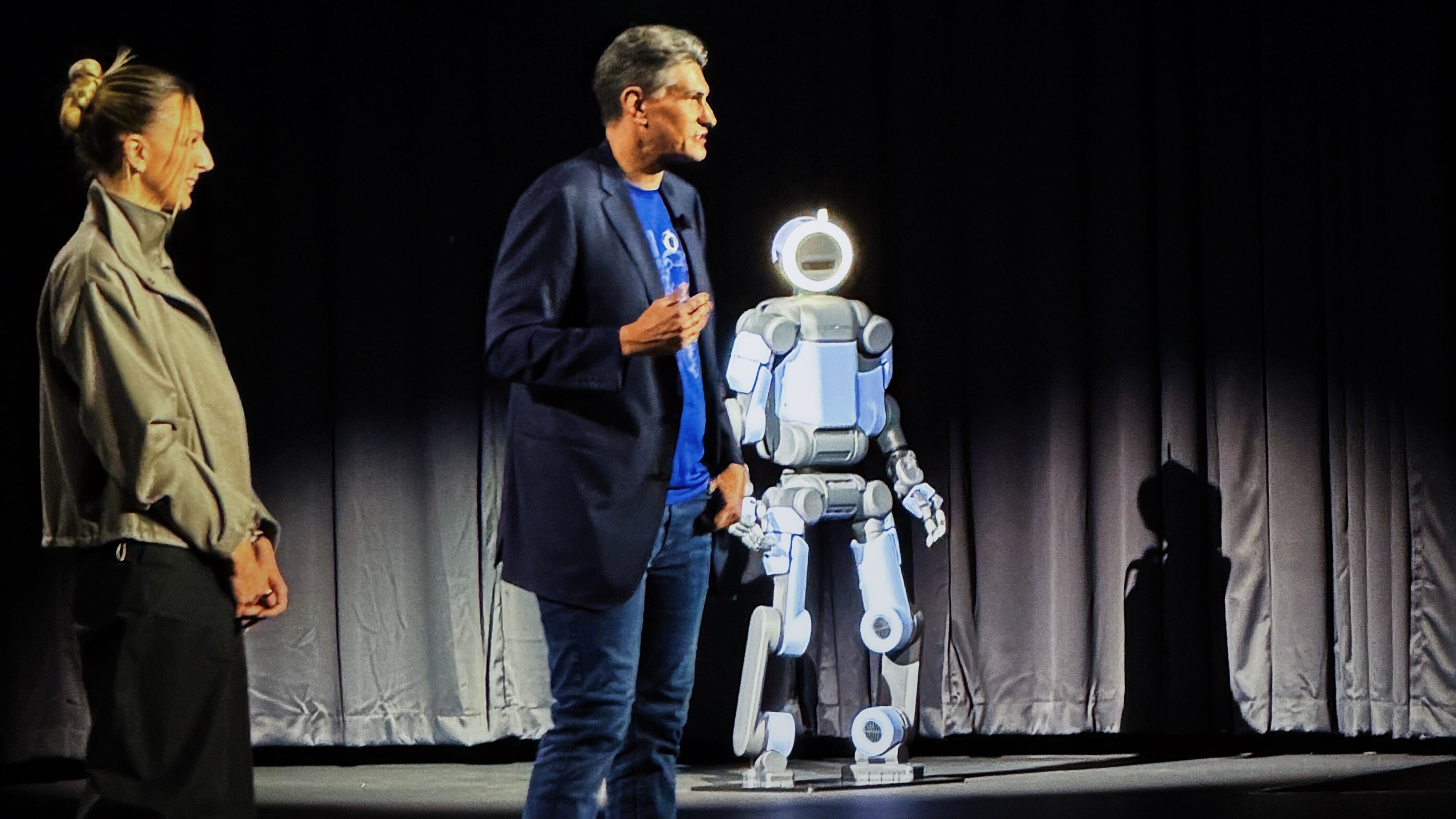 Atlas auf der Bühne in Las Vegas: Aya Durbin (li) und Zachary Jackowski von Boston Dynamics präsentieren den Humanoiden.