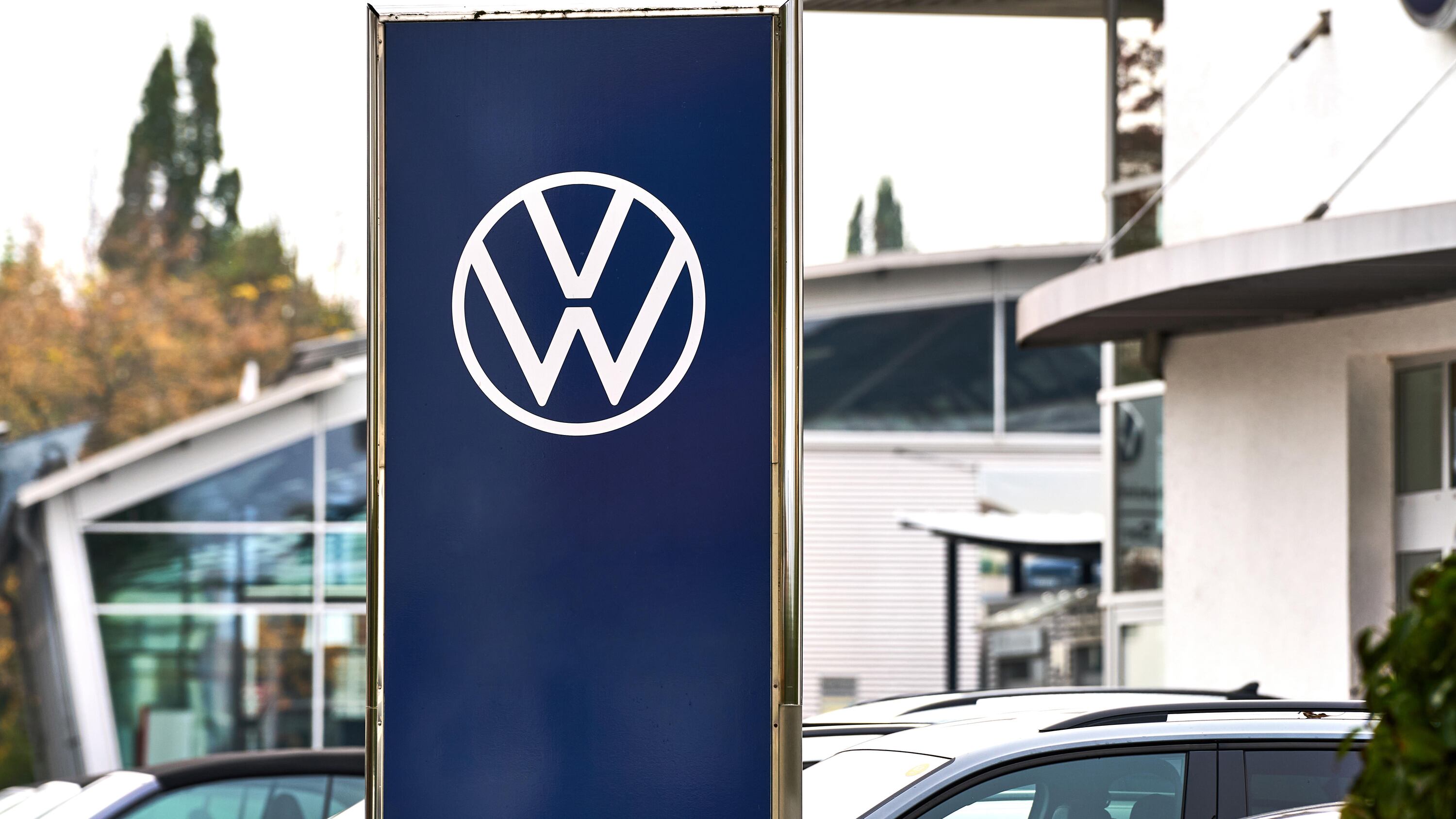 VW-Händler mit Pylon Außenansicht