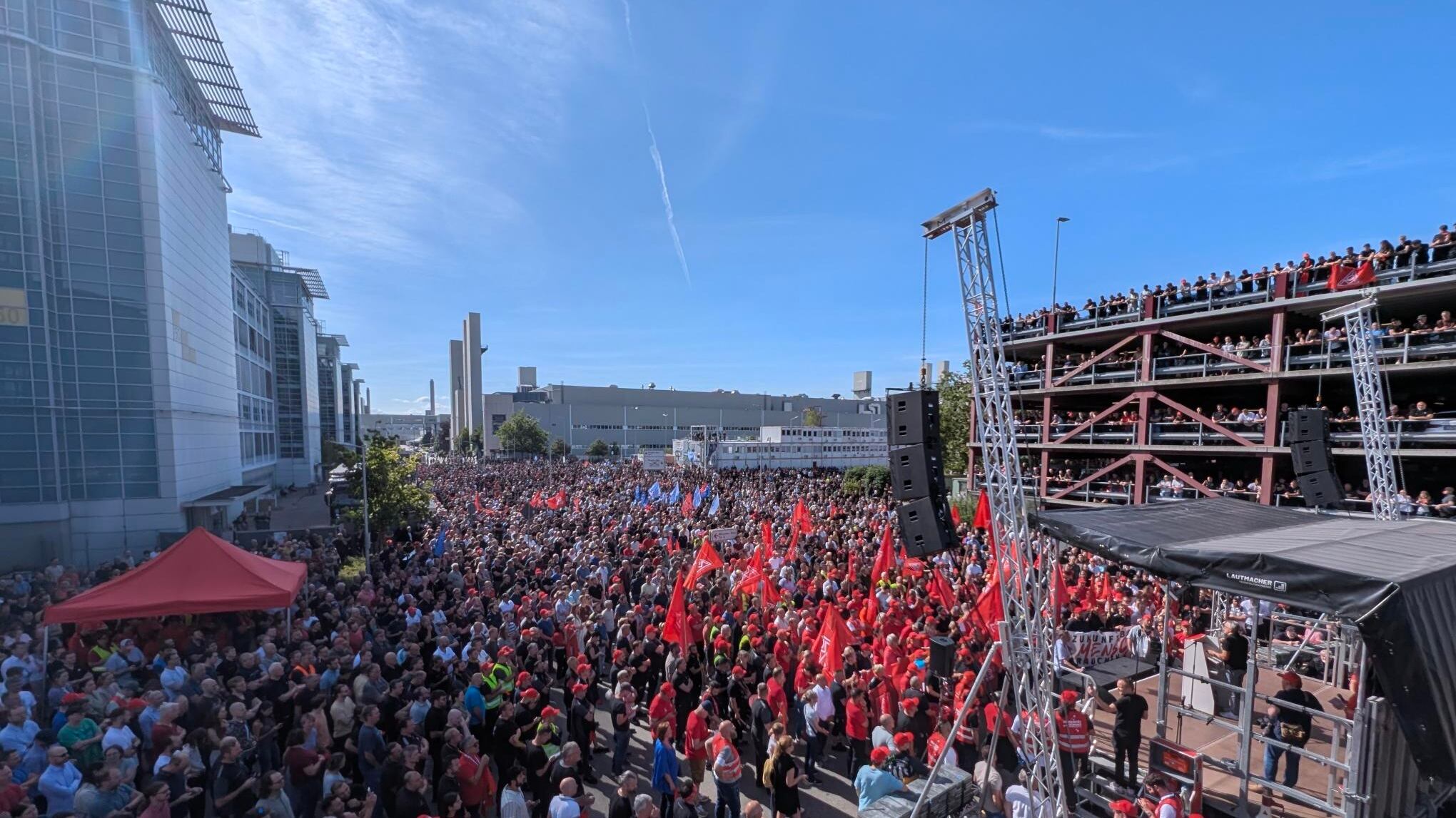 „Ola raus“: Massiver Protest gegen längere Arbeitszeiten bei Mercedes
