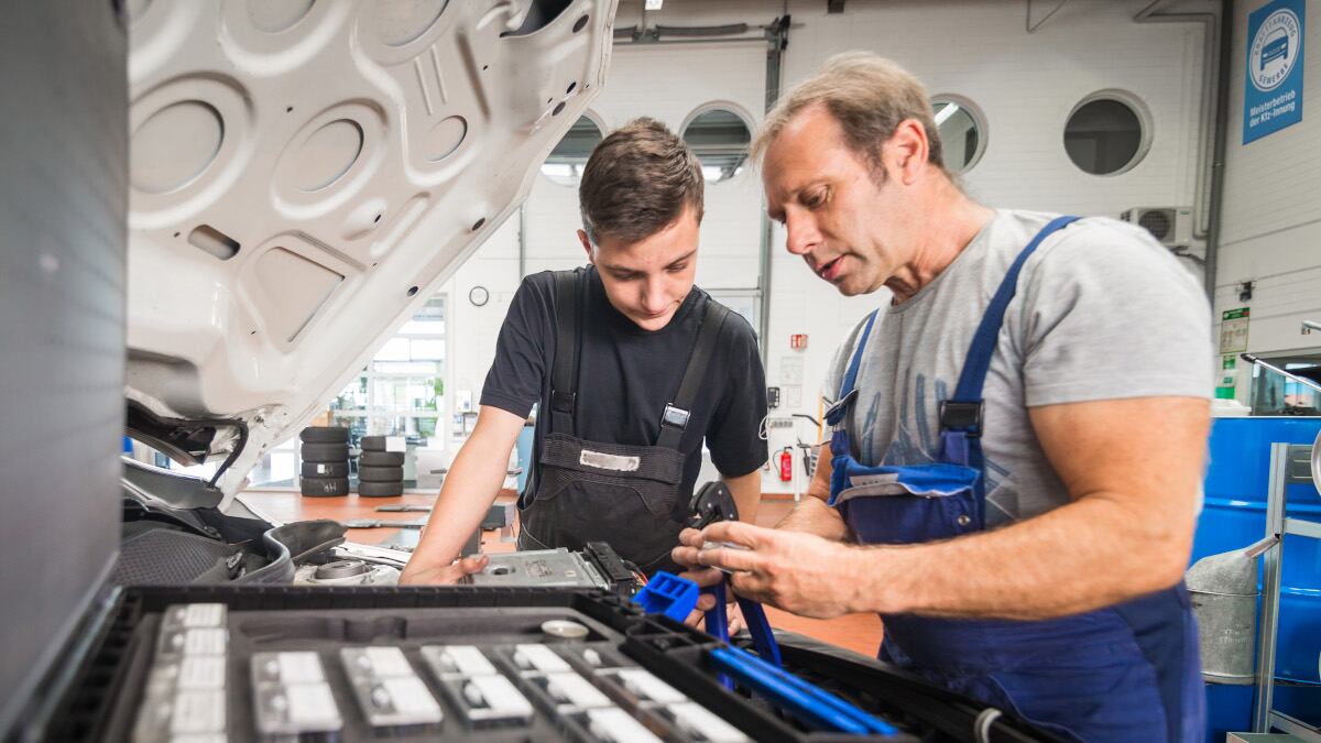 Ausbildung Kfz-Mechatroniker; Azubi, Werkstatt; Service; Aftersales; Ausbildung;