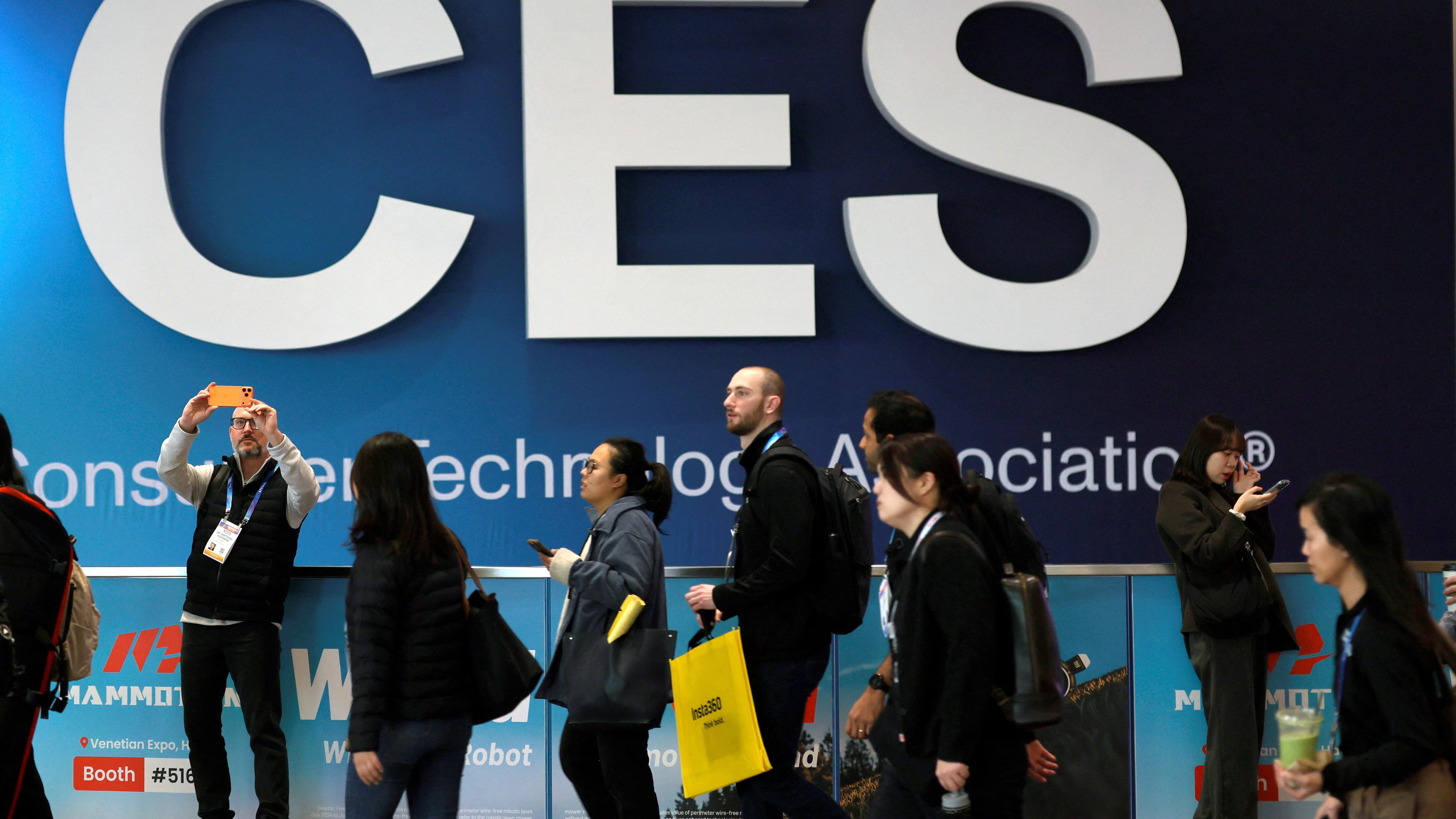 Messebesucher vor dem CES-Zeichen in Las Vegas.