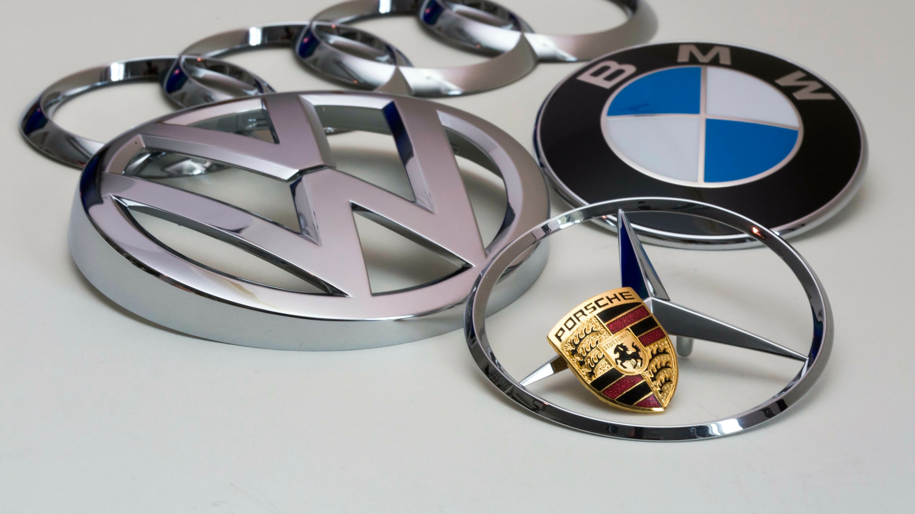 Logos von BMW, Mercedes, Audi, Porsche, VW